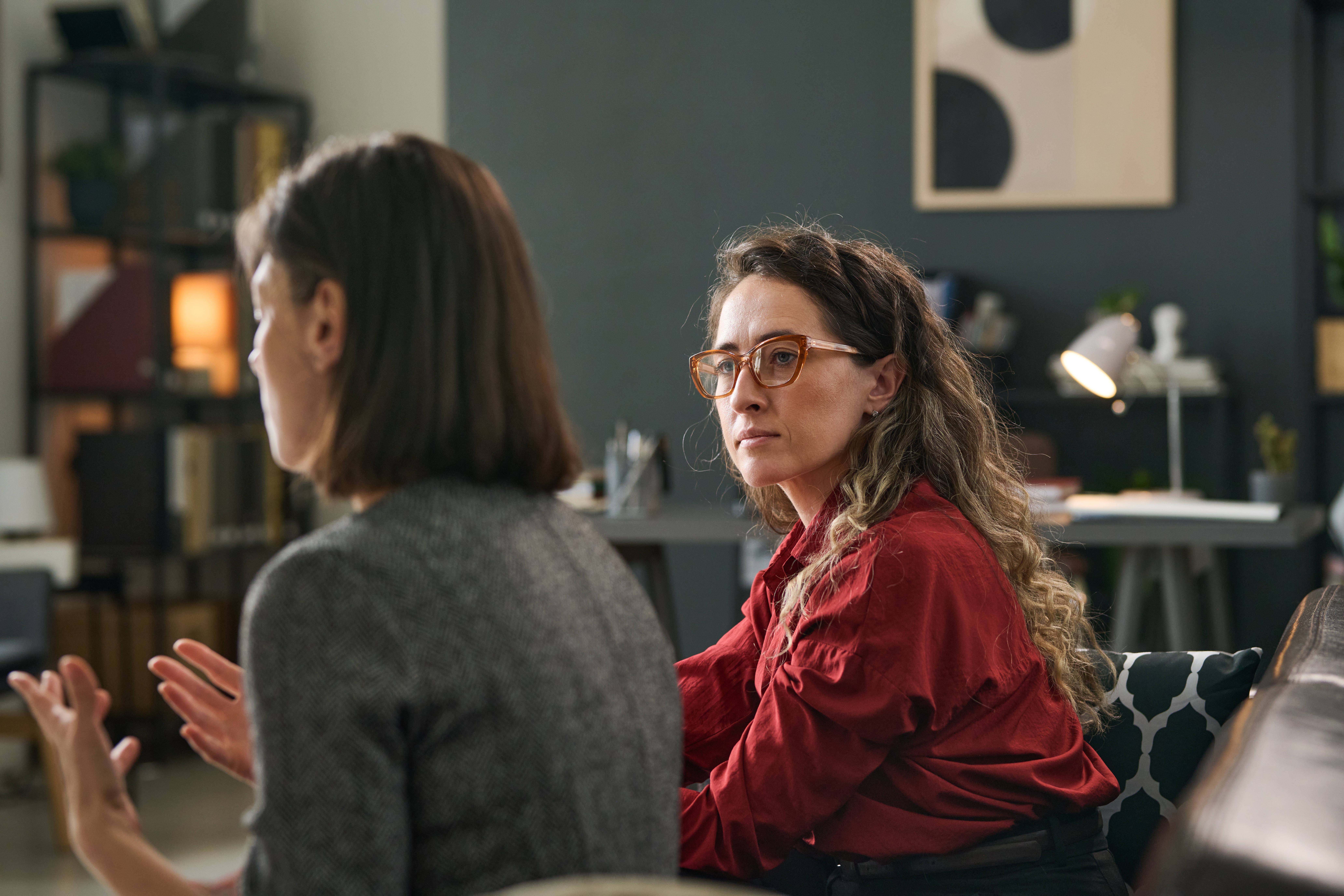 Woman talking to her therapist about addiction psychoeducation.